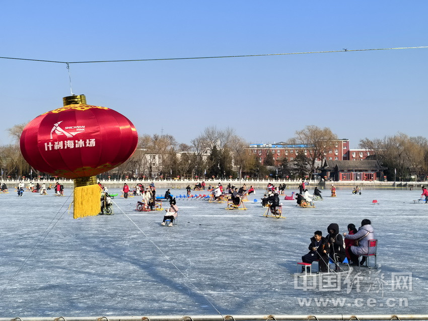 【新春走基层】蛇年“春节限定” 来有老北京情怀的滑冰场玩是什么感觉？（组图）